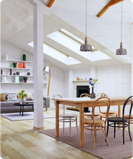 Helle, moderne Wohnung mit offener Raumgestaltung und viel Tageslicht, perfekt für komfortables Wohnen.